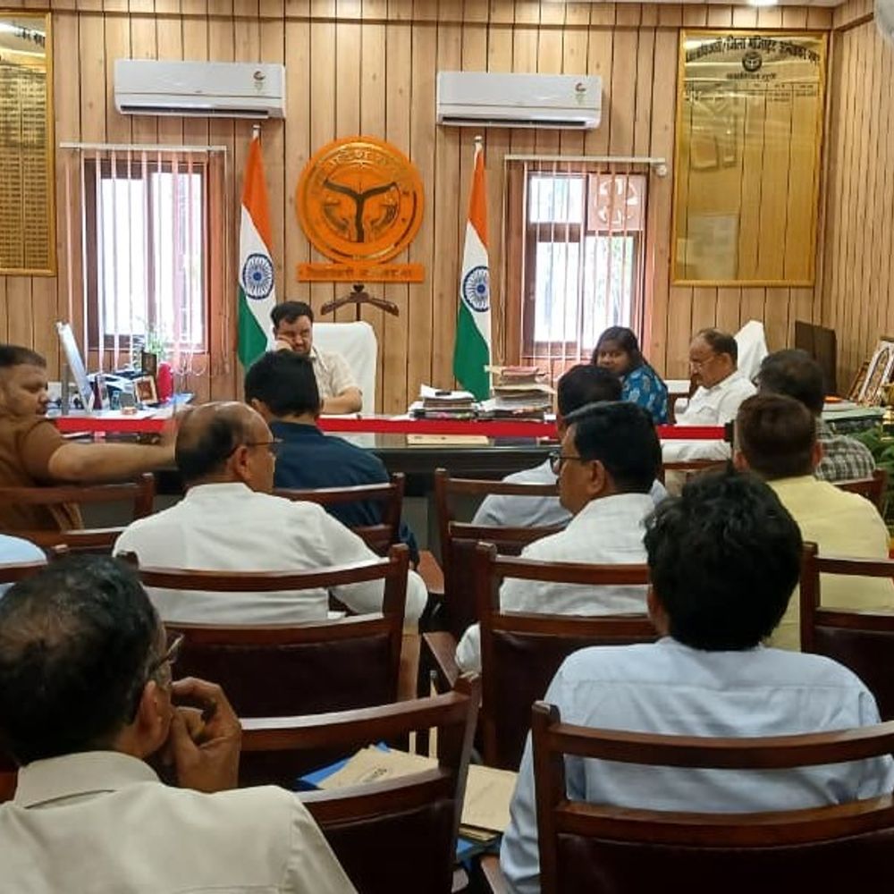 अम्बेडकरनगर DM ने बिजली दुर्घटना मामलों की समीक्षा की:पीड़ितों को नियमानुसार शीघ्र सहायता राशि उपलब्ध कराने के निर्देश