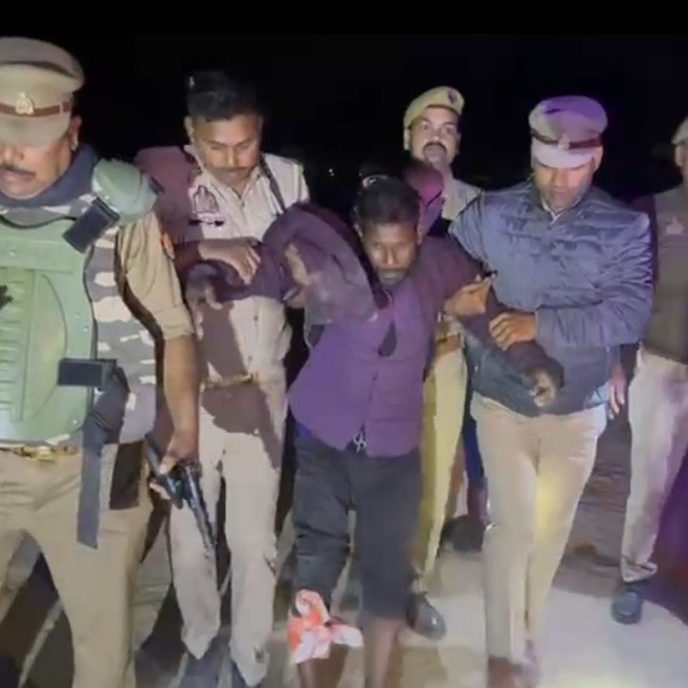 सोने के लालच में हुई थी बुजुर्ग की हत्या:श्रावस्ती पुलिस ने मुठभेड़ में दो आरोपी दबोचे, अन्य की तलाश जारी, की थी घर की रेकी