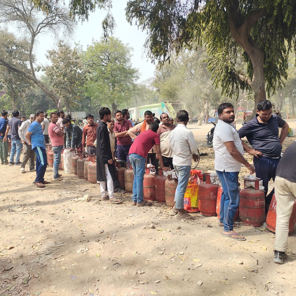 OTP नहीं, सिलेंडर नहीं: गैस किल्लत से लोग परेशान:प्रयागराज में महिला बोली मेरी बहन बीमार, छात्र को 100वां नंबर मिला