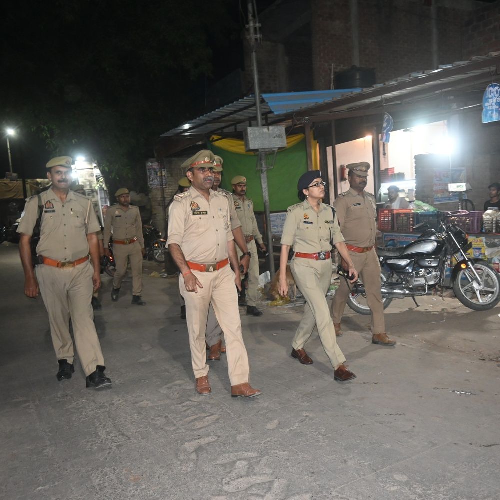 SP श्रद्धा पाण्डेय ने डेरापुर में पैदल गश्त की:पुलिस को त्योहारों पर सतर्कता बढ़ाने, कानून व्यवस्था बनाए रखने के निर्देश