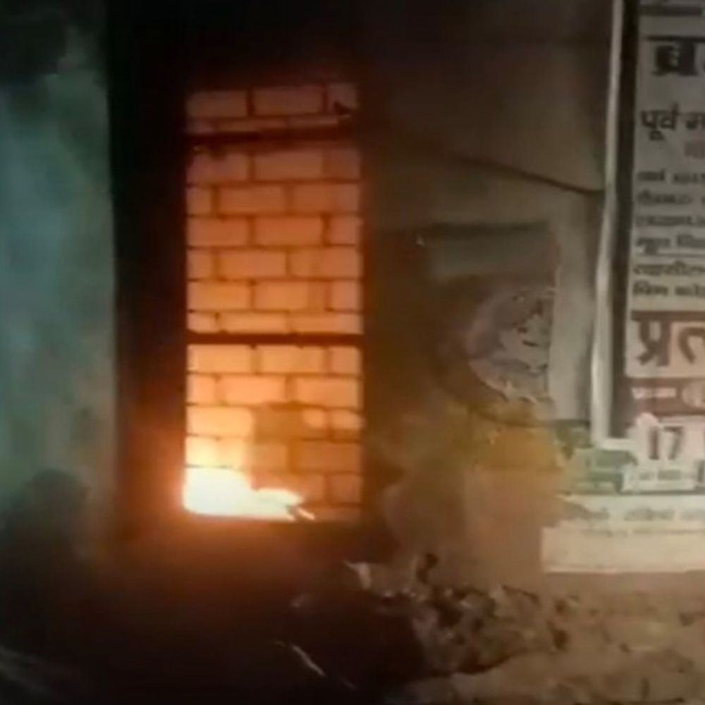 शाहजहांपुर सदर तहसील में जनरेटर में आग लगी:शॉर्ट सर्किट से लगी आग, दमकल ने पाया काबू