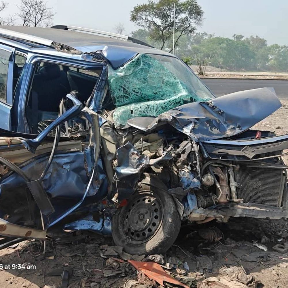 डीसीएम-कार की टक्कर, कुशीनगर के 2 पत्रकारों की मौत:संतकबीर नगर में हादसा, कार का दरवाजा तोड़कर निकाला गया; 2 की हालत गंभीर