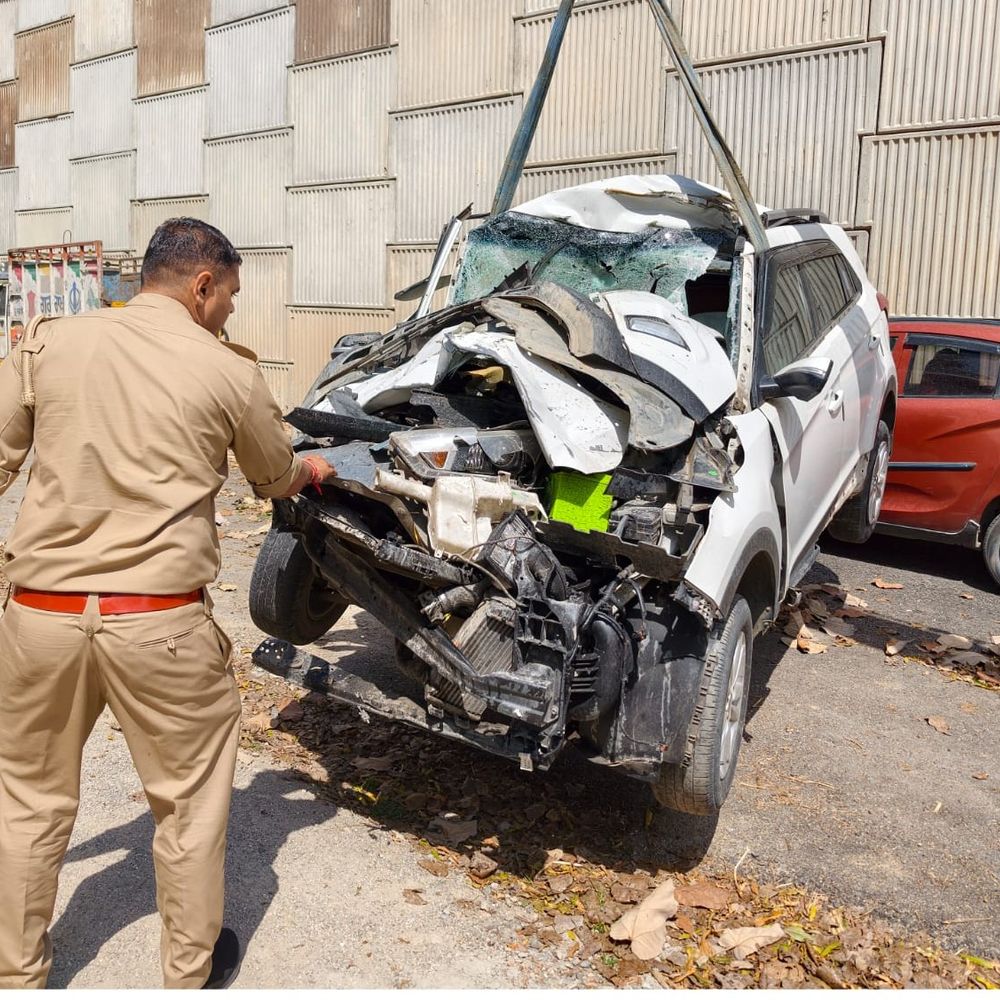 ट्रक से टकराने पर कार सवार दो दोस्तों की मौत:सहारनपुर के नानौता में दिल्ली-यमुनोत्री हाईवे पर हुआ हादसा, तीन अन्य घायल
