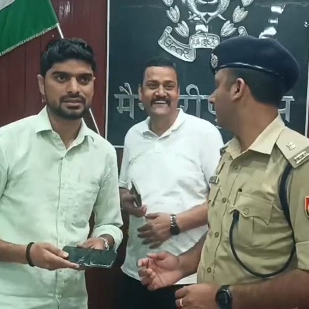 मैनपुरी में पुलिस ने 50 गुम मोबाइल बरामद किए:सीईआईआर पोर्टल की मदद से मालिकों को 8.15 लाख रुपए लौटाए