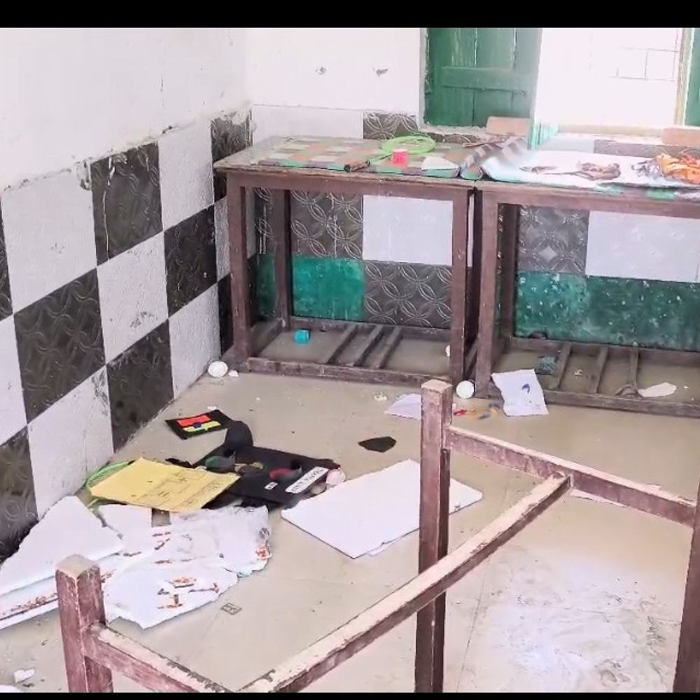 रामपुर के स्कूल में शरारती तत्वों ने की तोड़फोड़:कक्षाओं के ताले तोड़े, रजिस्टर बिखेरे; बच्चों की कुर्सियां भी क्षतिग्रस्त