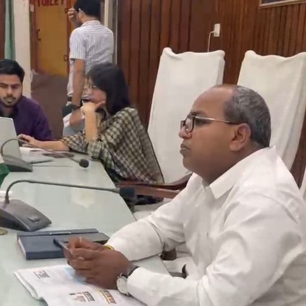 जनगणना के लिए कार्मिकों को प्रशिक्षण:फर्रुखाबाद में बुकलेट दी गई, दो चरणों में होनी है जनगणना