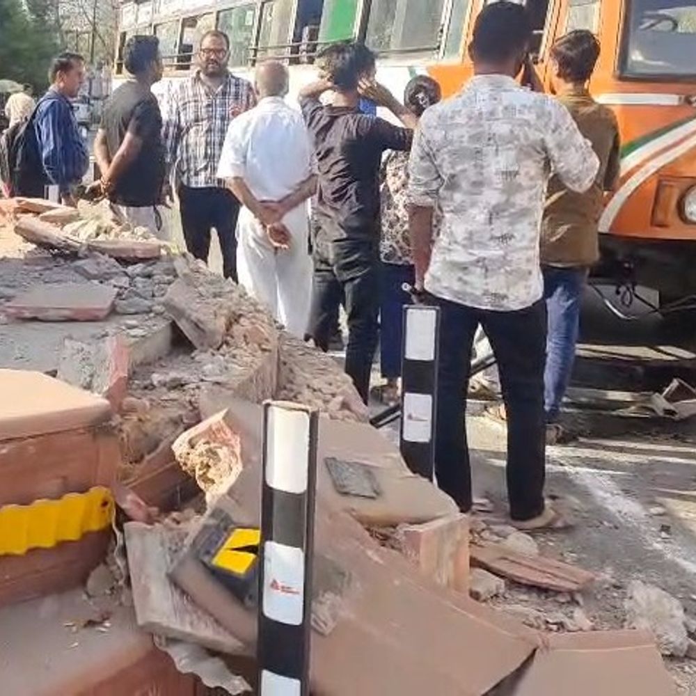 बस की ब्रेक फेल होने से अटल चौक से टकराई:बस का अगला हिस्सा और अटल चौक क्षतिग्रस्त हुआ