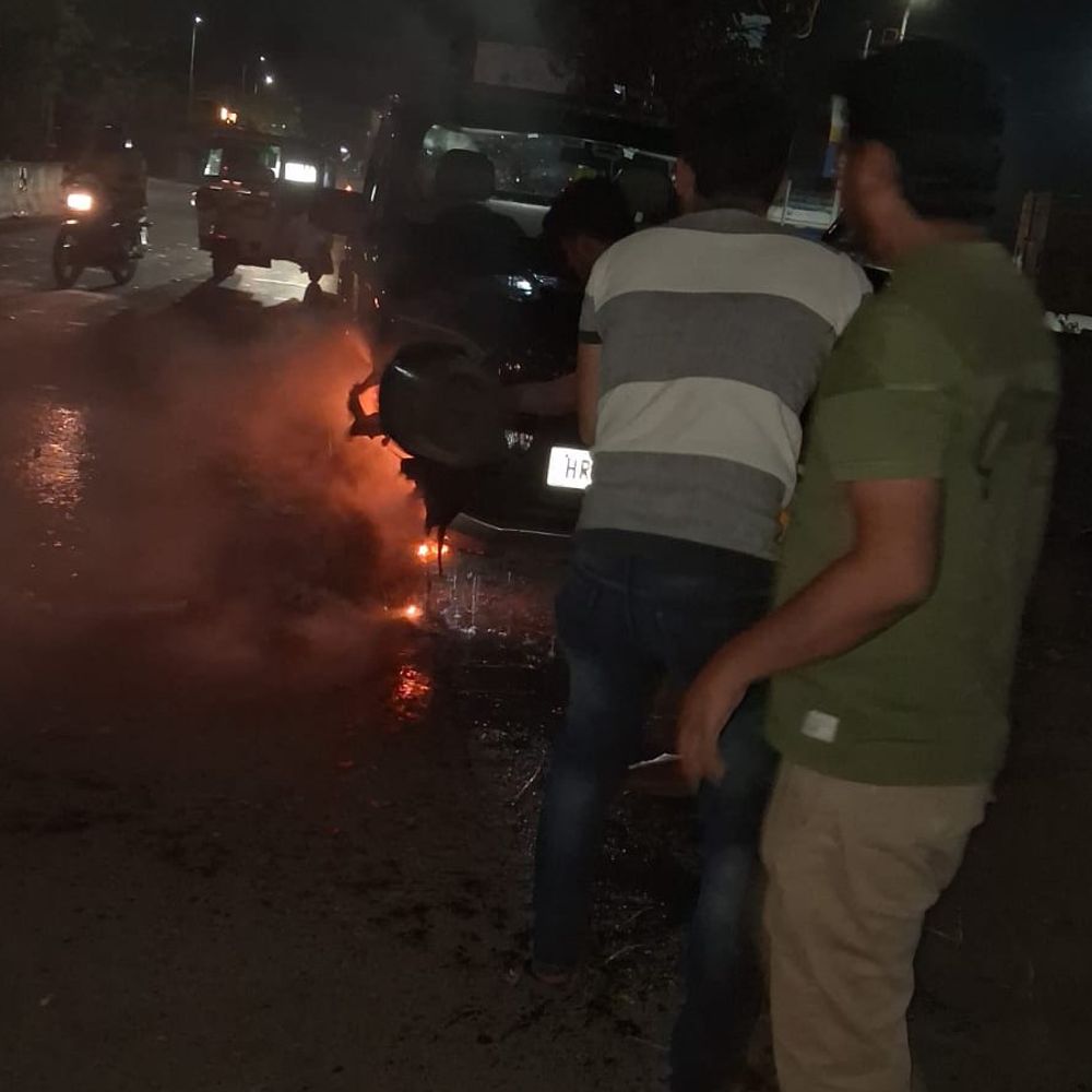 चलती स्कॉर्पियो में लगी आग:मथुरा में चालक सहित दो लोगों ने कूदकर बचाई जान