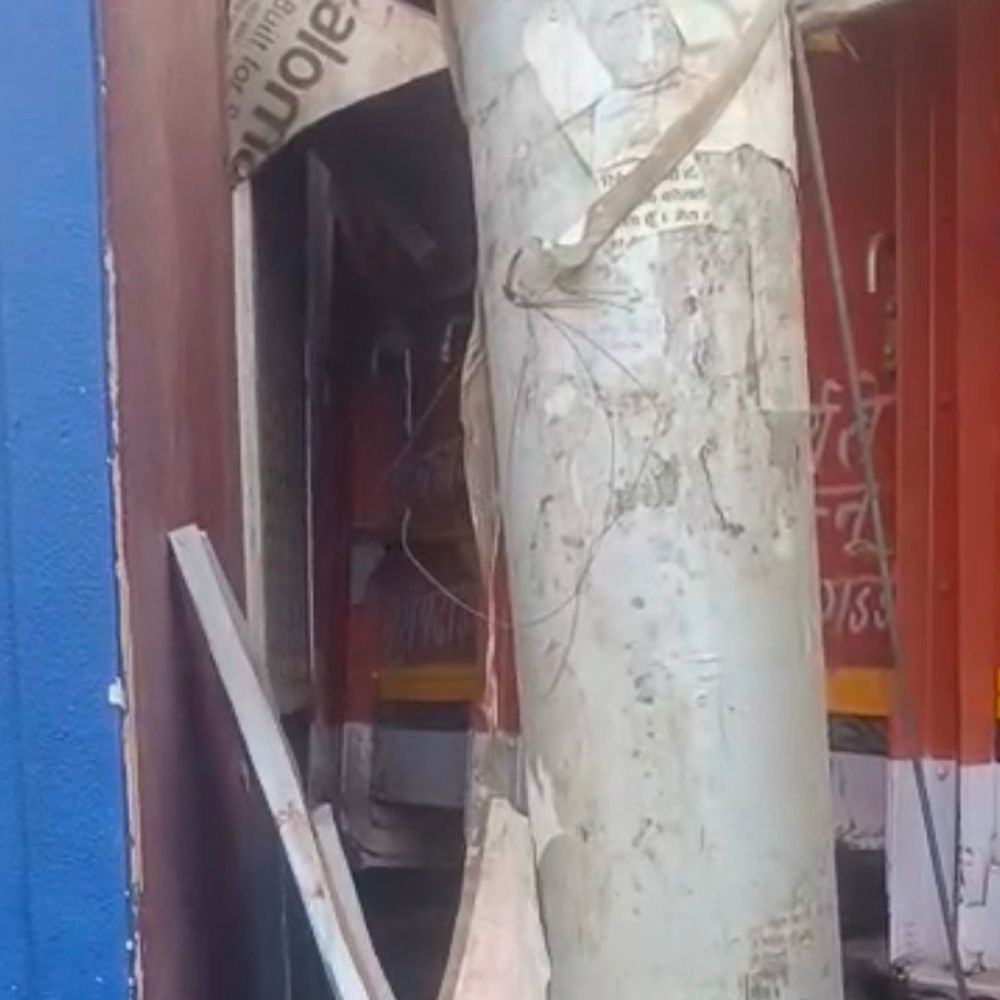 गाजियाबाद में दो ट्रकों की आमने-सामने टक्कर:सीमेंट और ईंट के ट्रक भिड़े, दोनों के उड़े परखच्चे, 2 की मौत