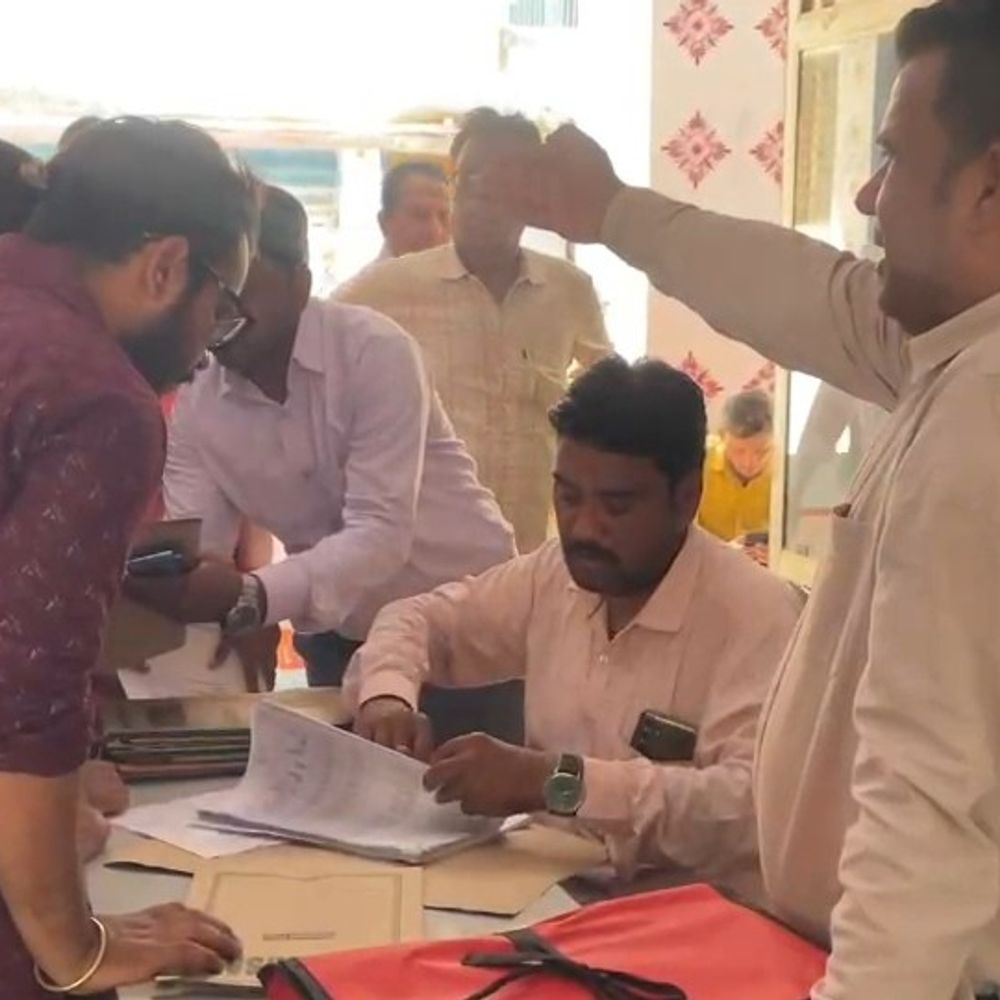 फर्रुखाबाद में स्पेशल एजुकेटर भर्ती इंटरव्यू:समय से शुरू नहीं होने पर अभ्यर्थियों में आक्रोश, दूसरे जनपदों के लोग हुए शामिल