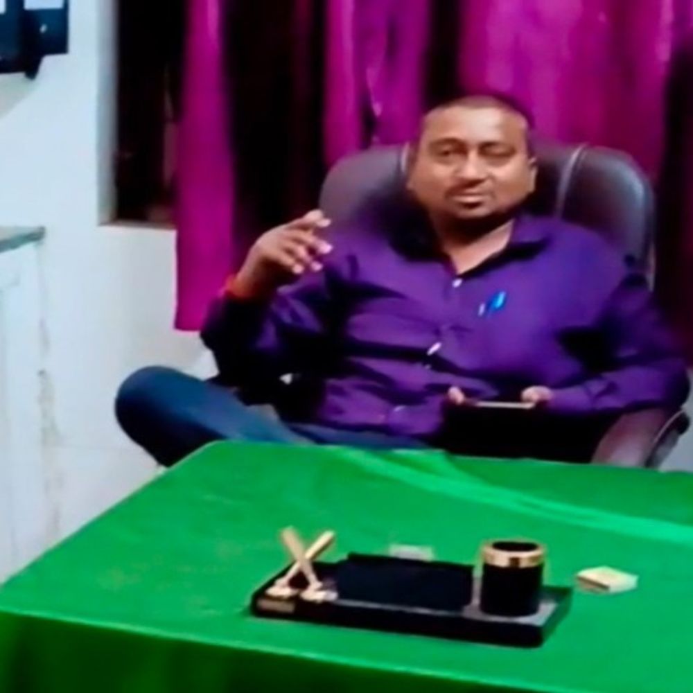 सीएचसी में शराब के नशे में डॉक्टर का वीडियो:कार्यालय में बैठकर पी शराब, ड्यूटी नहीं थी, फिर भी हेलमेट पहनकर अस्पताल पहुंचे