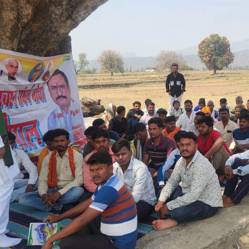 किसान मोर्चा ने जन चौपाल में उठाईं मांगें:पटवध-बसुहारी मार्ग निर्माण, स्वास्थ्य केंद्र और मोबाइल टावर की मांग