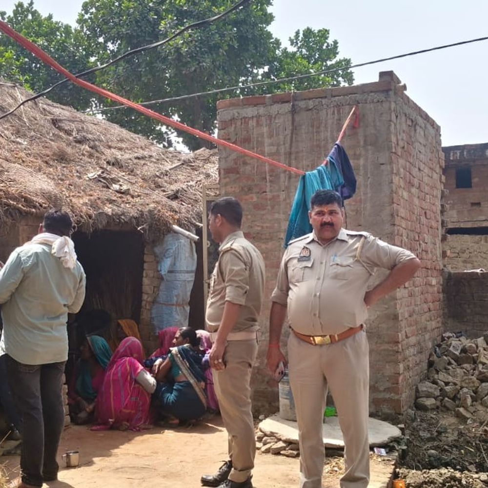 फतेहपुर में किशोरी ने फांसी लगाकर दी जान:एक दिन पहले कमरे में मिला था युवक, प्रेम-प्रसंग के शक में परिजनों की थी पिटाई