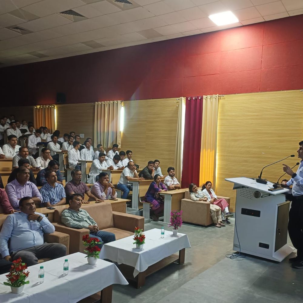 कौशाम्बी मेडिकल कॉलेज में ग्लूकोमा जागरूकता रैली:विश्व ग्लूकोमा सप्ताह पर जन जागरूकता कार्यक्रम आयोजित हुआ