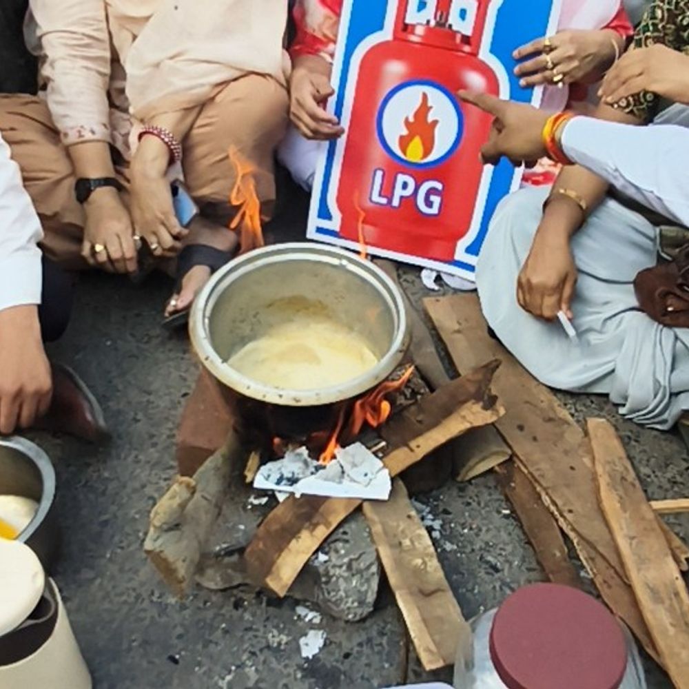 मथुरा में कांग्रेस का अनोखा प्रदर्शन:होली गेट चौराहे पर चाय बनाकर महंगाई, गैस आपूर्ति में कमी का विरोध