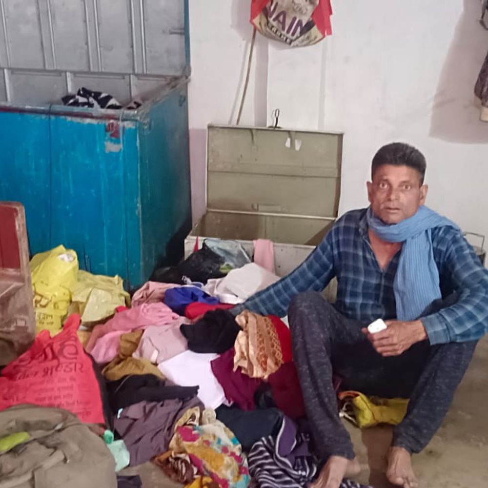 साढ़ में होमगार्ड के घर लाखों की चोरी:सो रहे परिजनों का कमरा बाहर से बंद कर चोर ले गए कैश; सुबह जागने पर पता चला