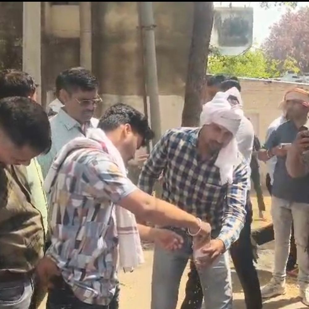 लेखपाल और सहयोगी 5 हजार रिश्वत लेते गिरफ्तार:ललितपुर में किसान से धारा 80 की रिपोर्ट लगाने के नाम पर मांगी थी रिश्वत