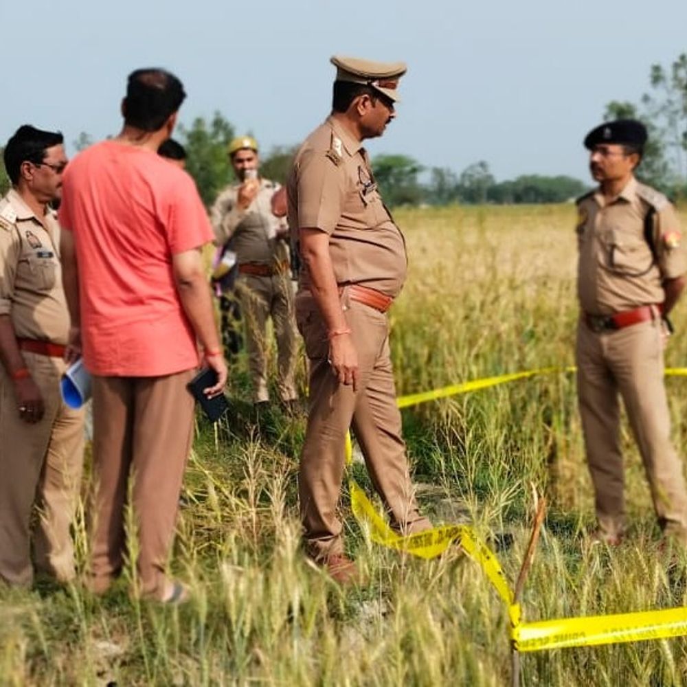 महिला की कुल्हाड़ी से काटकर हत्या, शव खेत में फेंका:होली पर मायके आई थी, मोबाइल गायब, 12 साल पहले हुई थी शादी