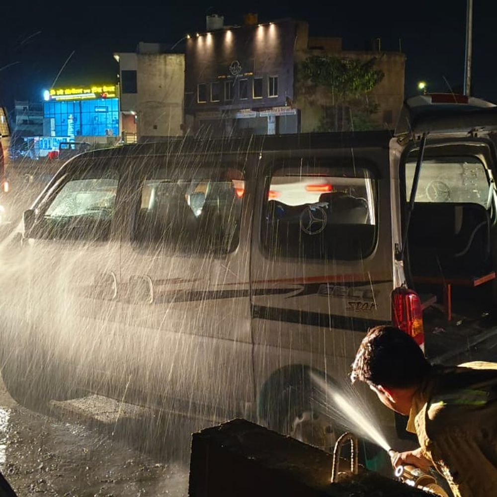 फिरोजाबाद के टूंडला में चलती कार में लगी आग:मथुरा से लौट रहे श्रद्धालु सुरक्षित, फायर सर्विस ने पाया काबू