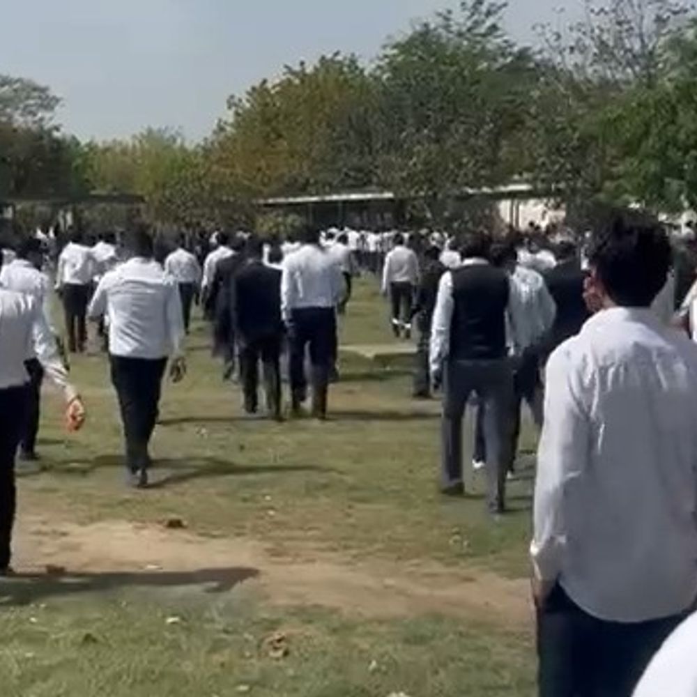 वकीलों ने पुलिस को कोर्ट परिसर से बाहर किया:अधिवक्ता से मारपीट के विरोध में सूरजपुर कोर्ट में हंगामा