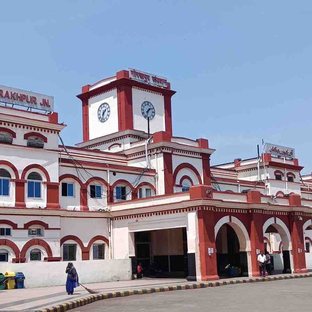 गोरखपुर जंक्शन पर QR कोड से मिलेगी लाइव ट्रेन जानकारी:चार घंटे पहले तक अपडेट, पूछताछ काउंटर की झंझट खत्म