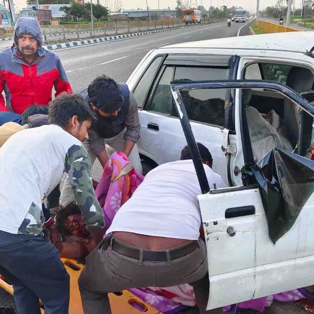 रामपुर में दो सड़क हादसे, दो युवक घायल:कार डिवाइडर से टकराई, बाइक को ट्रक ने मारी टक्कर