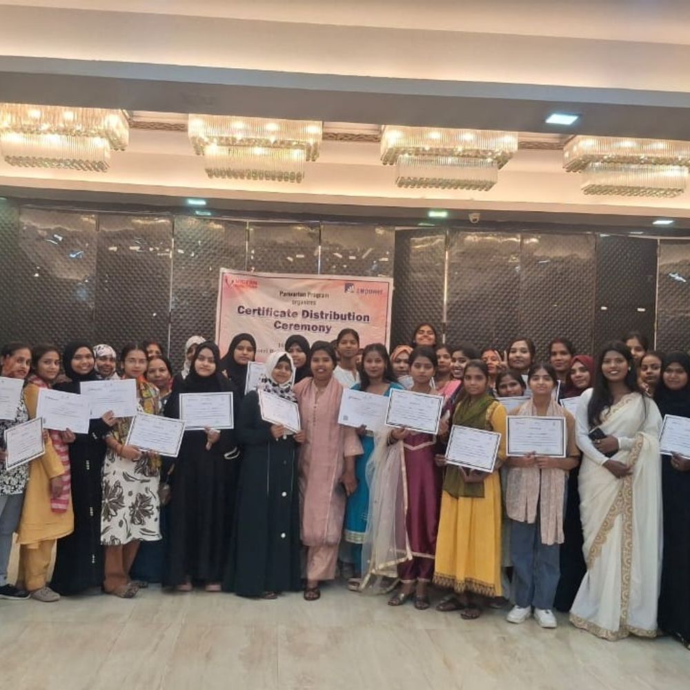 लखनऊ में किशोरियों को आत्मनिर्भर बनाने की पहल:कौशल विकास कार्यक्रम के तहत प्रमाण पत्र वितरित