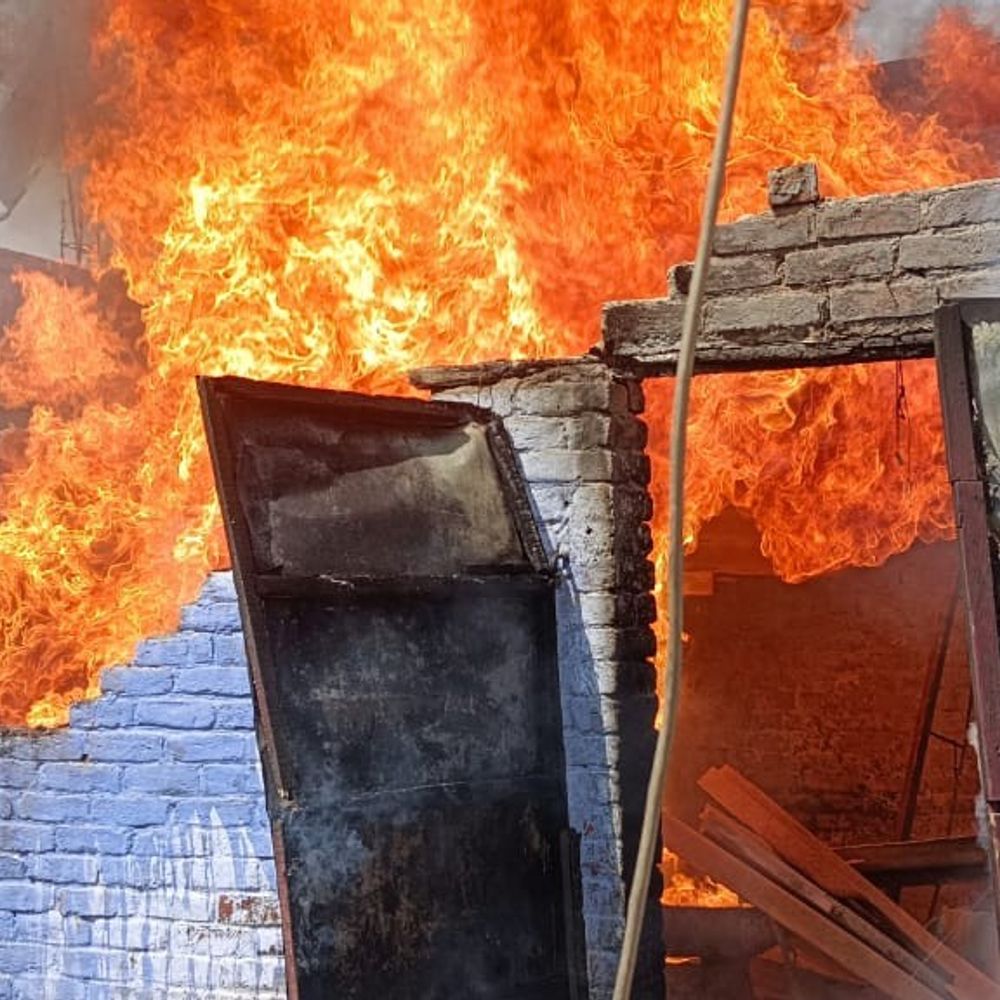 घर में चल रही नमकीन फैक्ट्री में आग:पीलीभीत में दमकल विभाग ने आग पर काबू पाया, कोई जनहानि नहीं