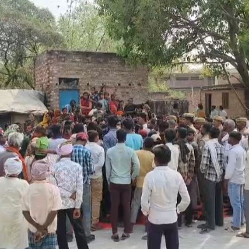 अपना दल नेता ने पीड़ित परिवार को 50 हजार दिए:पिपरगांव में जिंदा जलाने के मामले में सहायता दी