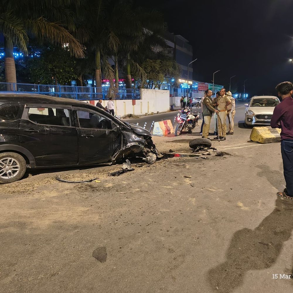 इटावा में तेज रफ्तार कार डिवाइडर से टकराई:पुलिस लाइन तिराहे पर हादसा, नशे में धुत था चालक, गिरफ्तार