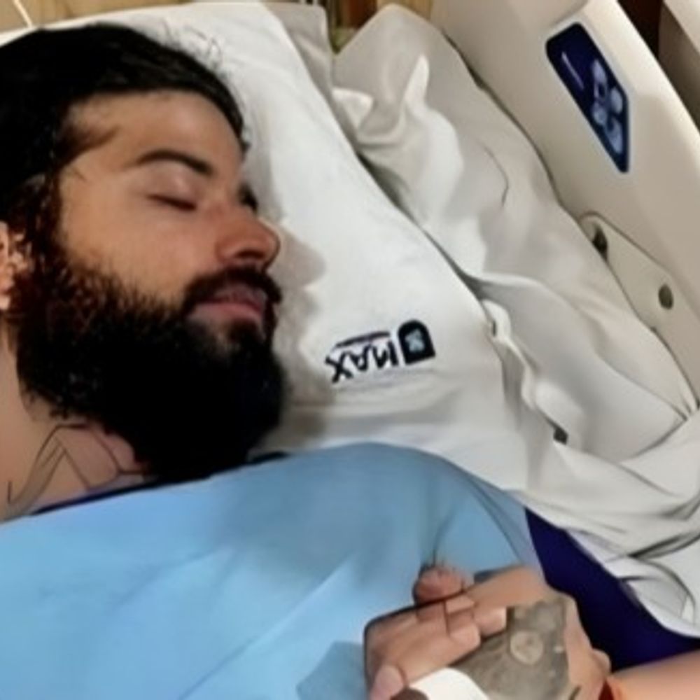 यूट्यूबर अनुराग डोभाल की हालत फिर बिगड़ी:देहरादून ले जाते समय सांस लेने में हुई तकलीफ, मैनेजर बोले- वे अभी जिंदगी के लिए लड़ रहे