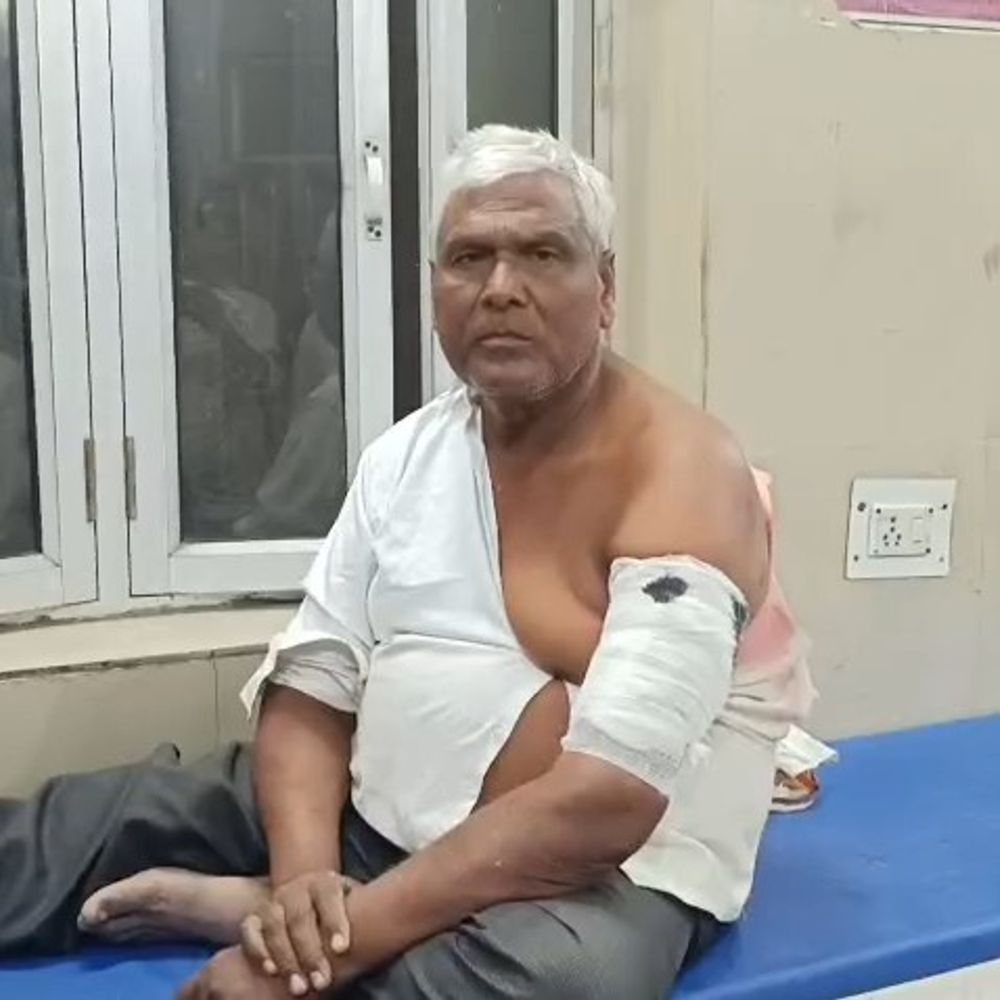 मैनपुरी में आवारा सांड का हमला, किसान गंभीर घायल:खेत जाते समय हुआ हमला, हाथ-पैर में 25 टांके लगे