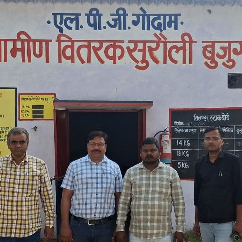 हमीरपुर गैस एजेंसी पर छापा, 100 सिलेंडर कम मिले:बसपा नेता के बेटे की है एजेंसी, मालिक और मैनेजर के खिलाफ केस दर्ज