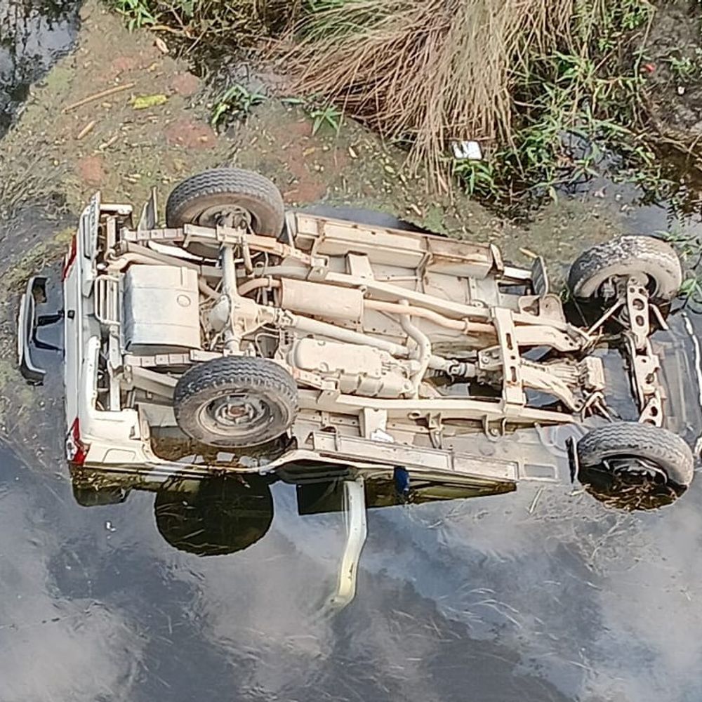 बोलेरो पुल की रेलिंग तोड़कर नदी में गिरी,ड्राइवर की मौत:बाराबंकी में हवा में कई बार पलटी; एक युवक की हालत गंभीर