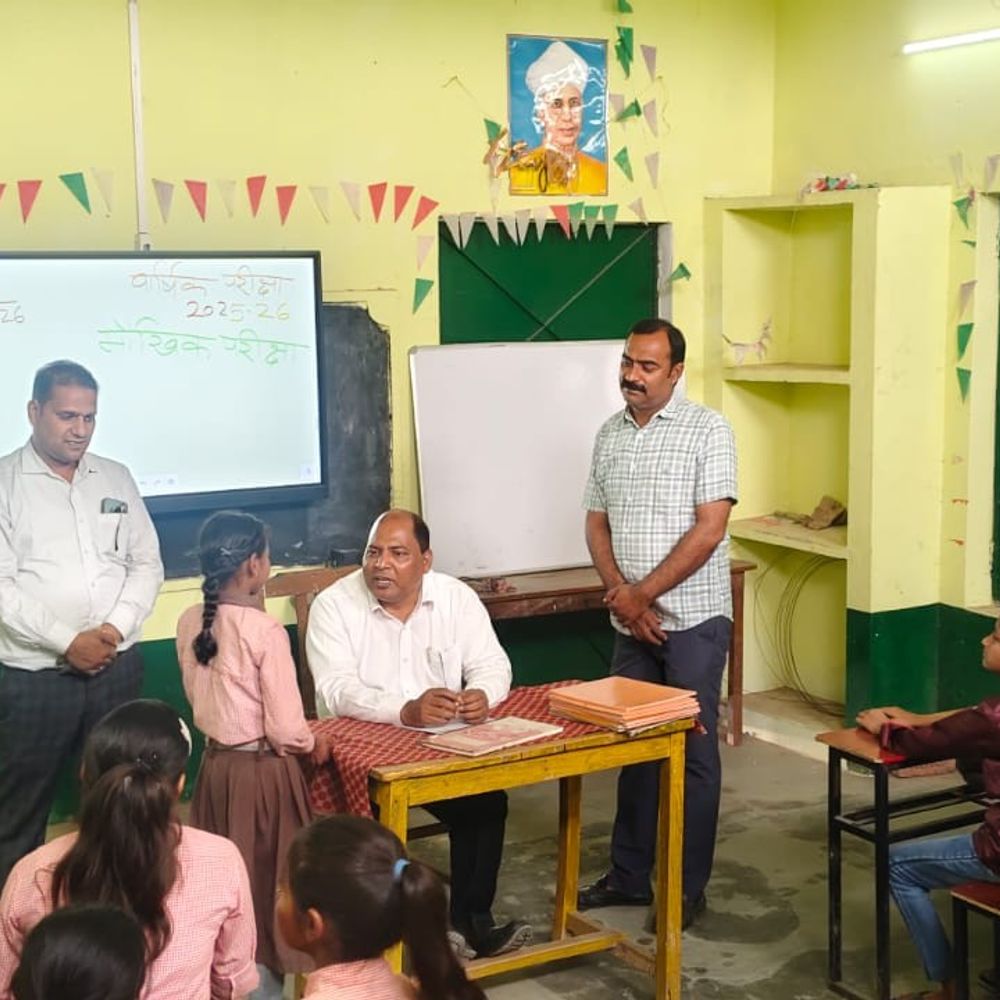 बीईओ ने वार्षिक परीक्षा का औचक निरीक्षण किया:देवरिया में छात्रों से राजधानियां और पर्यायवाची पूछे, तैयारी परखी