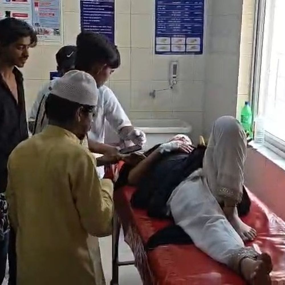 उन्नाव में ट्रक ने कार में मारी टक्कर:मासूम समेत 4 घायल, ईदी देने जा रहा था परिवार; जिला अस्पताल रेफर