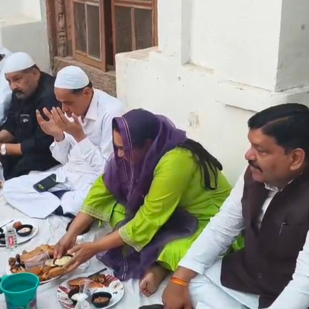 बाराबंकी में रोजा इफ्तार में पहुंचे नसीमुद्दीन सिद्दीकी:बोले- गैस सिलेंडर की कमी और उपभोक्ताओं को लंबी कतारों में लगने के लिए सरकार जिम्मेदार