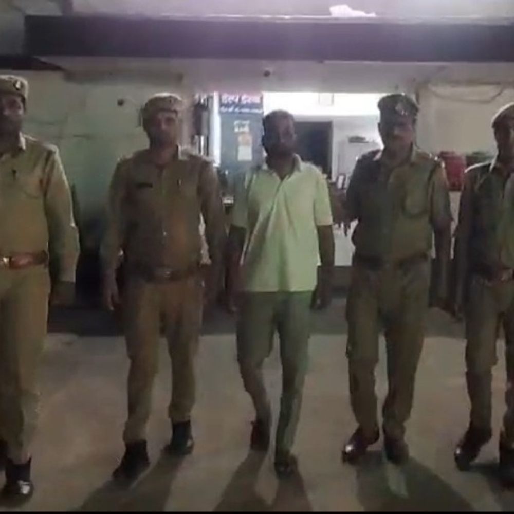 एसआई-भर्ती परीक्षा में भाई का एग्जाम देने आया युवक गिरफ्तार:बदायूं में बायोमेट्रिक जांच में पकड़ा गया आरोपी, आधार कार्ड पर लगी फोटो फर्जी