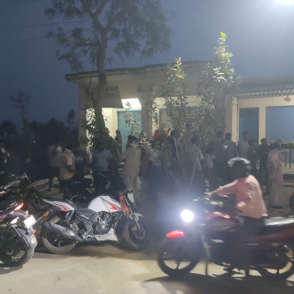 जौनपुर में सब्जी पर पानी छिड़कने को लेकर विवाद:दिव्यांग और बेटे पर चाकू से हमला, वाराणसी रेफर