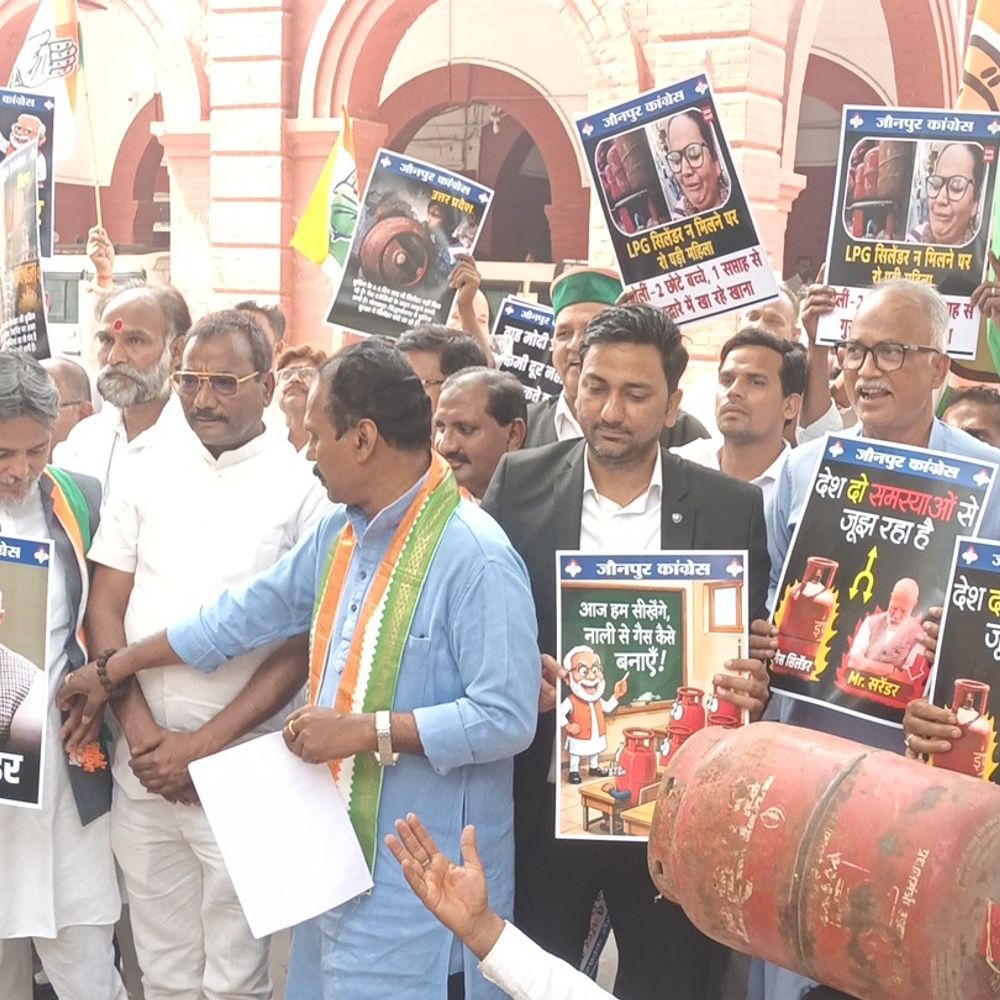 कांग्रेस ने गैस सिलेंडर मूल्य वृद्धि का विरोध किया:जौनपुर में सिलेंडर लेकर कलेक्ट्रेट पहुंचे कार्यकर्ता, बढ़ी कीमतें वापस लेने की मांग