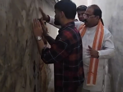 मन्नत पूरी होने पर क्रिकेटर रिंकू सिंह दंडवत हुए:मथुरा में बगलामुखी देवी के दर्शन किए, बोले- मां आपके आशीर्वाद से वर्ल्ड कप जीता