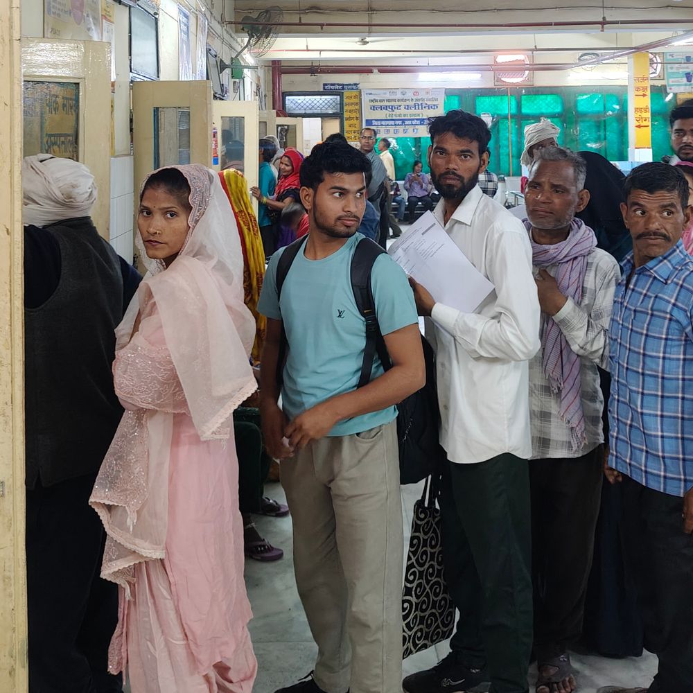 हाथरस में बदलते मौसम में वायरल फीवर का प्रकोप:सरकारी से लेकर प्राइवेट अस्पतालों में मरीजों की भरमार