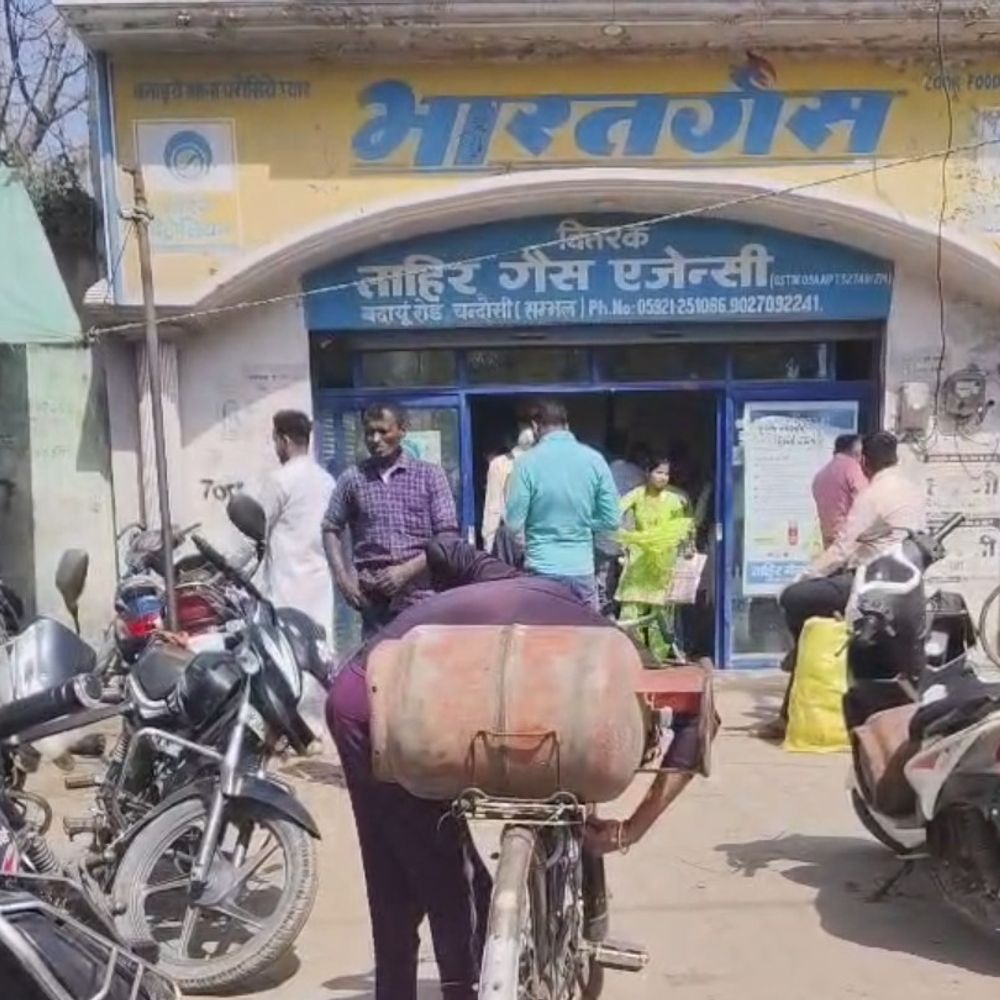 चंदौसी भारत गैस एजेंसी पर उपभोक्ताओं को नहीं मिली गैस:घंटों इंतजार के बाद खाली हाथ लौटे, ब्लैक में ₹1500 का आरोप