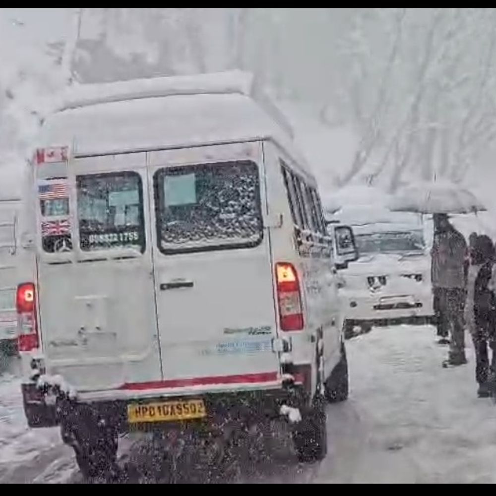 अटल टनल में ताजा बर्फबारी से 2 हजार वाहन फंसे:  हिमाचल में मौसम का मिजाज बदला, 20 घंटे से रेस्क्यू ऑपरेशन जारी, बर्फ हटाने का काम तेज – Manali News