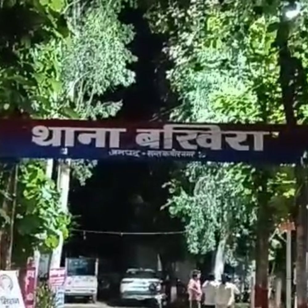 मुर्गी की मीट पर विवाद, चार लोग झुलसे:संतकबीरनगर में परिवार पर ज्वलनशील पदार्थ फेंका, मां गंभीर जिला अस्पताल रेफर