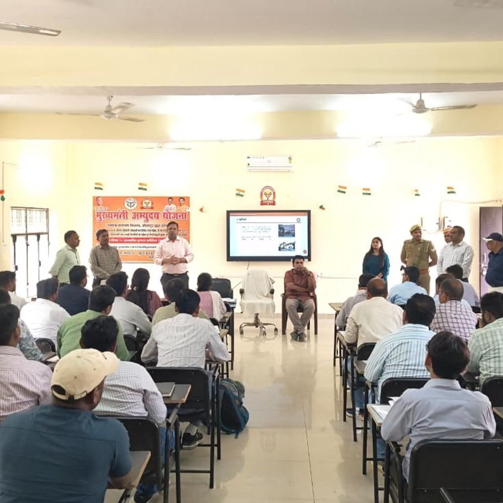 सीतापुर में 144 फील्ड ट्रेनरों को मिला डिजिटल जनगणना प्रशिक्षण:दो चरणों में की जाएगी जनगणना, डीएम ने ट्रेनरों को दिए टिप्स