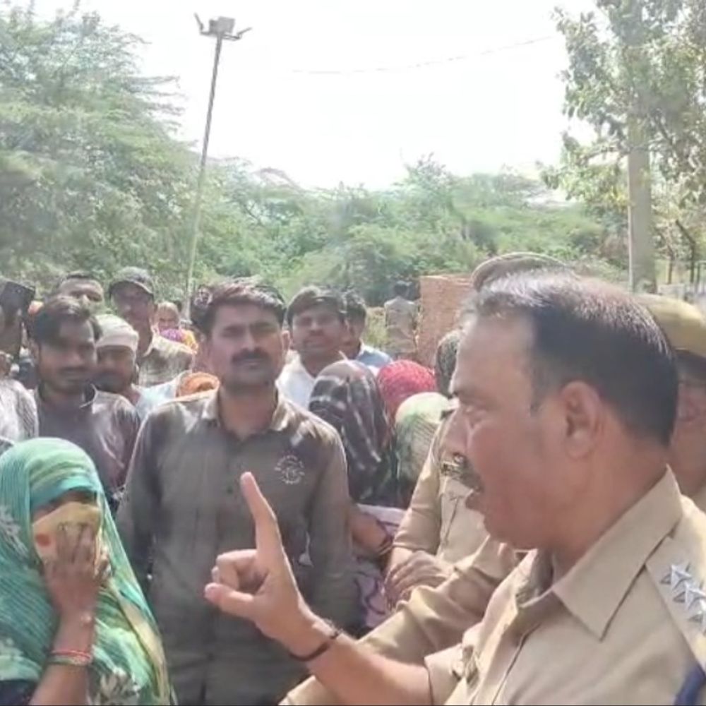 जालौन में मंदिर के पास शराब ठेके का विरोध:महिलाओं ने मुख्य मार्ग पर एक घंटे तक लगाया जाम