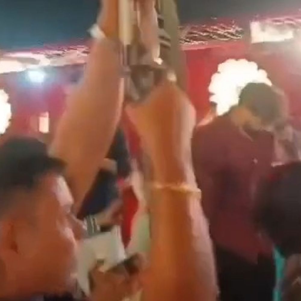 शादी में रिटायर्ड फौजी ने की हर्ष फायरिंग, VIDEO:मैनपुरी में दूल्हा-दुल्हन के स्टेज पर एंट्री लेते ही हवा में दागी गोलियां