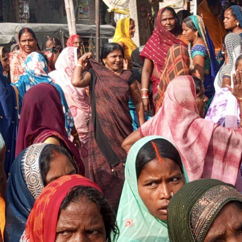 जौनपुर में शराब ठेके का विरोध:घनी आबादी के बीच दुकान से सामाजिक माहौल बिगड़ने का डर, सड़क पर उतरे ग्रामीण