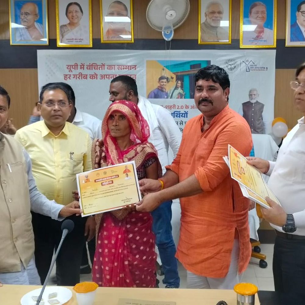 सीएम ने पीएम आवास योजना की पहली किस्त जारी की:फतेहपुर के 523 लोगों को मिला लाभ, योगी आदित्यनाथ ने माया देवी से बात की